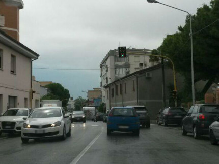 Il semaforo sulla statale Adriatica e via A.Caro, a Senigallia