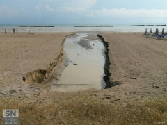 La foce del fosso del Trocco, al Cesano di Senigallia dopo la "piena" di giugno 2016