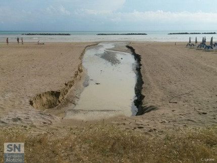 La foce del fosso del Trocco, al Cesano di Senigallia dopo la "piena" di giugno 2016