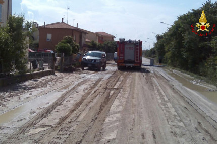 La pulizia dopo l'allagamento del 10 giugno sulla statale Adriatica nord al Cesano di Senigallia