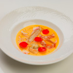 Crema di zucca con capasanta arrostita, mazzancolle, filetti di sogliola e fiori eduli