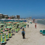 Venditori ambulanti in spiaggia a Senigallia, lungomare Marconi
