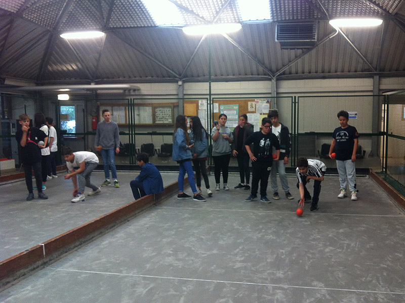 Gli alunni della scuola Marchetti di Senigallia impegnati9 in attività sportive al di fuori della palestra