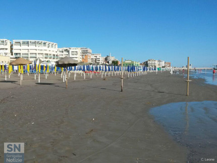 Gli stabilimenti balneari sulla spiaggia del lungomare Alighieri, a Senigallia, dopo la mareggiata del 16 giugno 2016