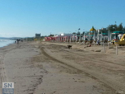 Gli stabilimenti balneari sulla spiaggia del lungomare Da Vinci, a Senigallia, dopo la mareggiata del 16 giugno 2016