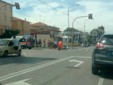 Il luogo dell'incidente tra auto e scooter avvenuto in via Sanzio, all'incrocio con via Cilea, a Senigallia