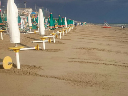 La spiaggia sul lungomare Da Vinci dopo i lavori di ripascimento e pulizia a causa della mareggiata del 16 giugno 2016