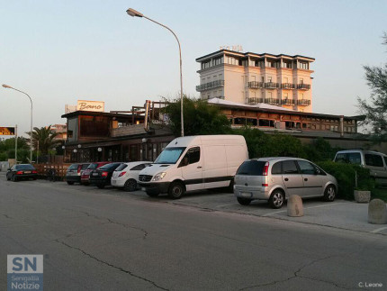 Il ristorante "Bano" sul lungomare Da Vinci a Senigallia, dopo l'incendio della notte precedente: al piano superiore i segni del rogo