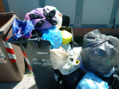 Alcuni rifiuti non raccolti a Senigallia, servizio di raccolta differenziata dei rifiuti