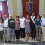 Foto di gruppo con lo staff di Caterpillar dopo il conferimento della cittadinanza a Ceresa, Cirri e Solibello