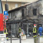 Vigili del fuoco al lavoro per spegnere l'incendio al Cesano di Senigallia