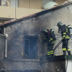 Vigili del fuoco al lavoro per spegnere l'incendio al Cesano di Senigallia