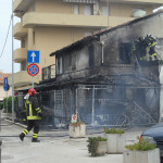 Vigili del fuoco al lavoro per spegnere l'incendio al Cesano di Senigallia
