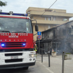 Vigili del fuoco al lavoro per spegnere l'incendio al Cesano di Senigallia