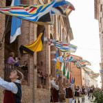 Gli sbandieratori del gruppo storico Combusta Revixi alla Festa del pozzo della polenta di Corinaldo