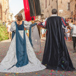 La coppia ducale e i turisti a Corinaldo per la Festa del pozzo della polenta