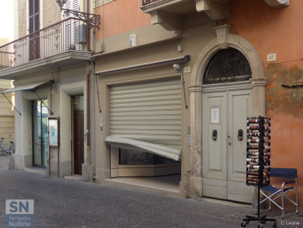 La serranda divelta alla gioielleria Capodagli lungo corso II Giugno, a Senigallia