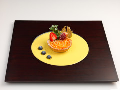 Crostatina tiepida di spinosini agli agrumi con crema morbida all'olio extra vergine di oliva