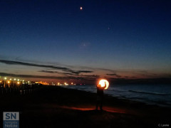 Lancio di lanterne sulla spiaggia di Senigallia. Foto di Carlo Leone per SenigalliaNotizie.it