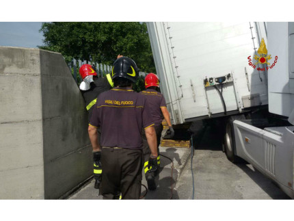 vigili del fuoco soccorrono un camionista