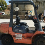 Il muletto in piazza del Duca a Senigallia giorni dopo la conclusione del Summer Jamboree