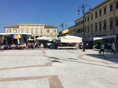 Il mercato cittadino nella nuova piazza Garibaldi a Senigallia