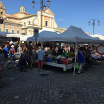 Il mercato cittadino nella nuova piazza Garibaldi a Senigallia