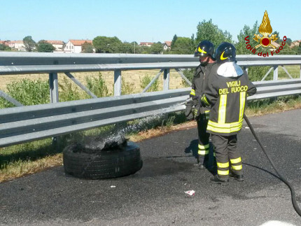 L'intervento in autostrada A14 per l'incendio di uno pneumatico nei pressi di Fano