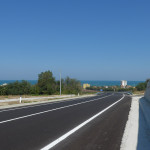 La complanare, tratto sud, aperta il 26 agosto 2016 (direzione sud). Sullo sfondo il mare Adriatico