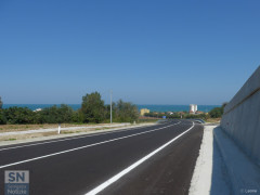 La complanare, tratto sud, aperta il 26 agosto 2016 (direzione sud). Sullo sfondo il mare Adriatico