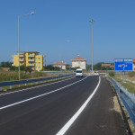 La complanare, tratto sud, aperta il 26 agosto 2016 (direzione sud). Sullo sfondo la rotatoria con lo svincolo verso sud (Ancona) o verso nord (Senigallia centro)