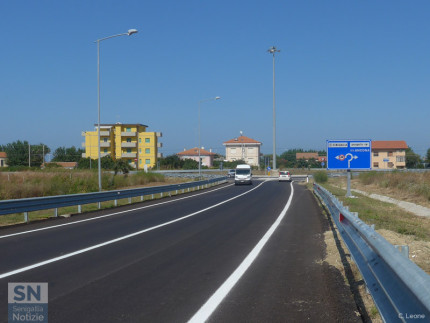 La complanare, tratto sud, aperta il 26 agosto 2016 (direzione sud). Sullo sfondo la rotatoria con lo svincolo verso sud (Ancona) o verso nord (Senigallia centro)