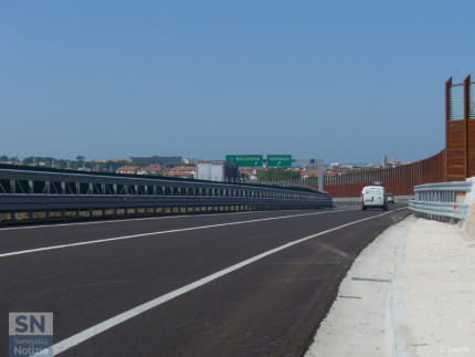 La complanare, tratto sud, aperta il 26 agosto 2016 (direzione nord). Dopo l'uscita dalla galleria del Cavallo si arriva all'altezza del casello autostradale dell'A14