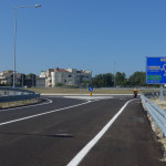 La complanare, tratto sud, aperta il 26 agosto 2016 (direzione nord). La rotatoria dell'ex casello autostradale dell'A14