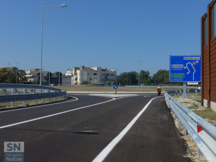 La complanare, tratto sud, aperta il 26 agosto 2016 (direzione nord). La rotatoria dell'ex casello autostradale dell'A14