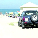 Il Suv parcheggiato in spiaggia