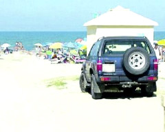 Il Suv parcheggiato in spiaggia