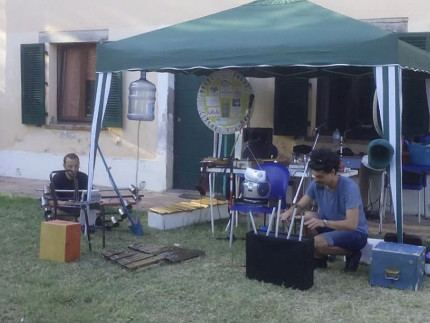 La festa per l'anniversario della Comunità Maria Nilde Cerri: nella foto i preparativi del Riciclato Circo Musicale e, sullo sfondo, la ruota della fortuna