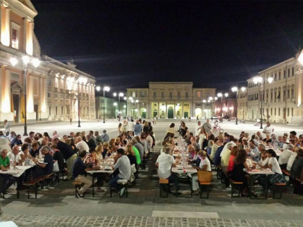L'evento solidale "osteria in piazza Garibaldi" per Amatrice e Arquata del Tronto, dopo il terremoto del 24 agosto scorso