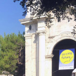 Lo striscione de La Città Futura in festa 2016 appeso su porta Lambertina in via Carducci