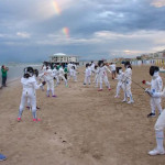 Il fencing mob sulla spiaggia di Senigallia promosso dal club scherma cittadino