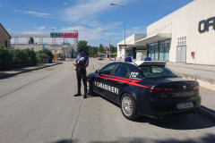 I controlli dei carabinieri nella zona del centro commerciale Ipersimply di Senigallia