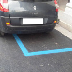 I parcheggi blu in via Portici Ercolani a Senigallia dopo i lavori di rifacimento del manto stradale