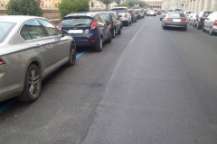 I parcheggi blu in via Portici Ercolani a Senigallia dopo i lavori di rifacimento del manto stradale