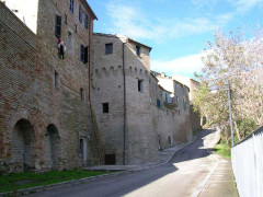 Serra de' Conti: uno scorcio delle mura su lato San Francesco