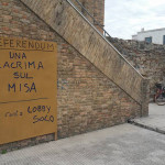 Il cartello per il referendum sulla fusione tra Senigallia e Morro d'Alba imbrattato in via Chiostergi da una scritta ironica