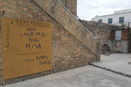 Il cartello per il referendum sulla fusione tra Senigallia e Morro d'Alba imbrattato in via Chiostergi da una scritta ironica