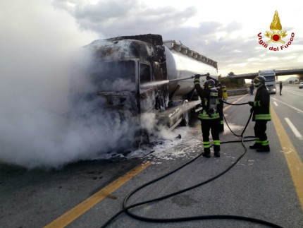 Camion in fiamme sull'autostrada A14 tra Montemarciano e Senigallia