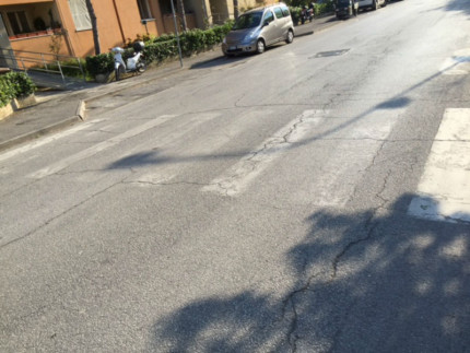 Strisce pedonali invisibili in via Umberto Giordano a Senigallia