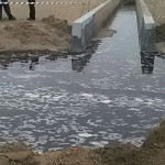 Lo sversamento nel fosso della Giustizia alla Cesanella di Senigallia di acque nere bloccate con barriere di sabbia